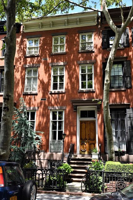 Daytonian in Manhattan: The Anthony Perkins House - 467 West 21st Street. In 1853 a handsome row of Italianate-style homes was constructed on West 21st Street.  Although seemingly a speculative project, the residences (beginning with No. 473 at the northeast corner of Tenth Avenue and stretching eastward to No. 465) appear all to have been pre-sold.  The distinguished brick-faced houses were three stories tall above a brownstone English basement.  The full-length parlor windows and bracketed cor U Shaped Kitchen Island, Shaped Kitchen Island, English Basement, Facade Ideas, New York City Buildings, Modern Small Bathrooms, Anthony Perkins, U Shaped Kitchen, Street House