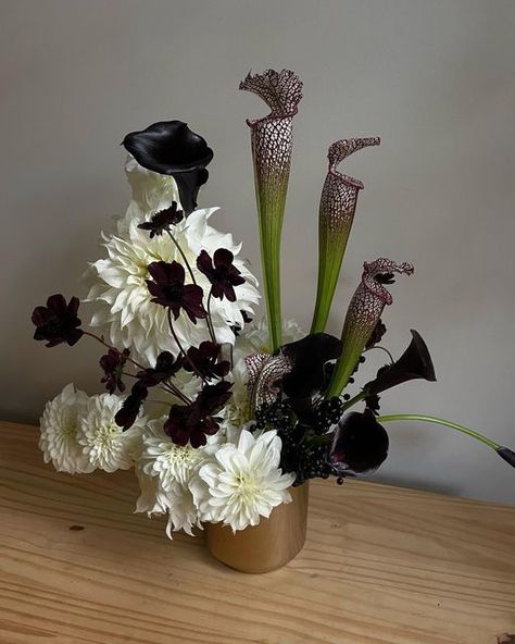 Lush Floral Arrangements, Dark Green Flower Arrangements, Dark Green Floral Arrangements, Dark Flower Centerpieces, Edgy Flower Arrangements, Gothic Wedding Florals, Spooky Floral Arrangements, Dark Wedding Florals, Gothic Floral Arrangements