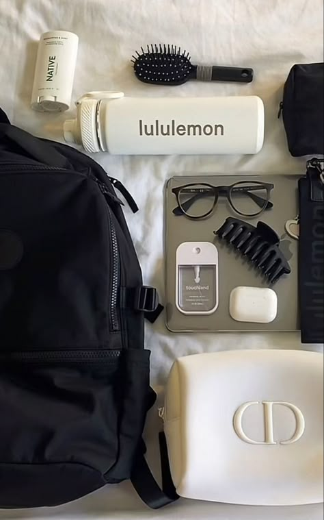 Bag Essentials School, Lululemon Backpack, University Bag, Everyday Bag Essentials, Uni Bag, Lululemon Bags, Aesthetic Backpack, Backpack Essentials, School Bag Essentials