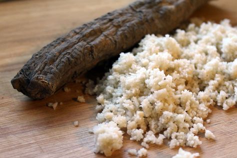 How to use and store fresh Horseradish | Rooted in Foods Horse Radish, Horseradish Recipes, Fresh Horseradish, Produce Recipes, Prime Rib Recipe, Radish Recipes, Prepared Horseradish, Horseradish Sauce, Food Substitutions