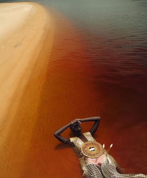 Spider Fawn Library Water Pose, Vsco Lifestyle, Africa Tourism, Texture Layers, Viviane Sassen, Mood Art, Magazine Inspiration, Pose Model, Art Aesthetics