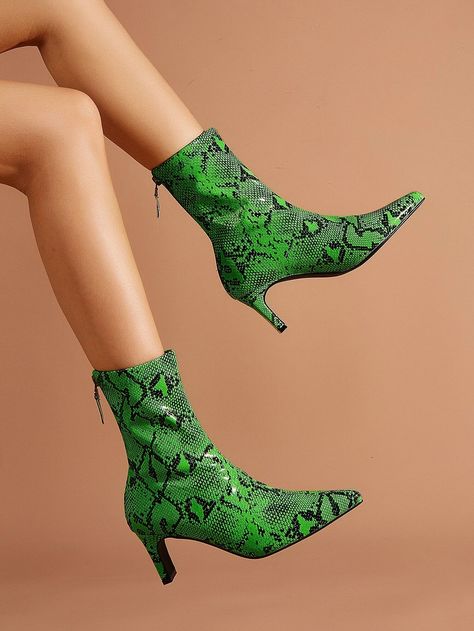 Botas clásicas con piel de serpiente en relieve con cremallera trasera de punta con tacón grueso | SHEIN High Heeled Boots, Pointed Toe Heels, Classic Boots, Large Fashion, High Heel Boots, Shoe Brands, Cowboy Boots, Heeled Boots, Bootie Boots