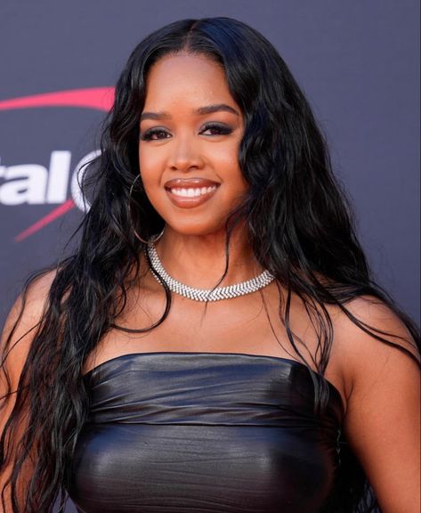 Her Singer, H E R Singer, R&b Singers Aesthetic, H.e.r Aesthetic Singer, Black Female Singers Aesthetic, Amerie Singer, Sza Singer Portrait, Sza Singer Big Hair, Female R&b Singers