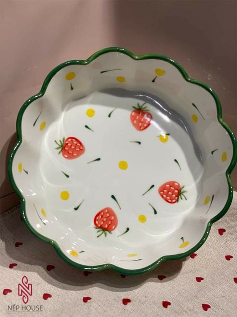 Piring Aesthetic, Strawberry Farm, House Essentials, Pottery Crafts, Cute Kitchen, Clay Art Projects, Ceramics Ideas Pottery, Glass Plates, Cute Mugs