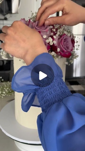 Sophiascakehouse on Instagram: "How to add fresh flowers to a cake, creating removable top using an extra cardboard round!
 
This technique allows you to decorate the cake with loads of fresh flowers, and then easily remove them when it’s time to cut into the cake 
#wedding #weddingcake #tiercakes #specialiccasion #birthdaycake #sophiascakehouse 
#homebaking #homebakery #homebusiness #caketips #baking #weeklytips #flower" Cake With Fresh Flowers On Top, How To Put Fresh Flowers On A Cake, Fresh Flower Cake Ideas, Flowers On Cakes Fresh, How To Decorate A Wedding Cake, How To Decorate A Cake With Flowers, How To Decorate Wedding Cakes, Cake With Artificial Flowers, Fresh Flowers On Cake