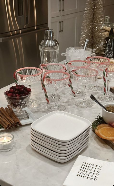 Housewarming Party Ideas Christmas, Christmas Party Asthetics, Christmas Round Table Centerpieces, Friendsmas Theme Ideas, Girly Christmas Party, Soirée Aesthetic, Friendsmas Party Ideas Decorations, Christmas Brunch Table, Fun Christmas Ideas