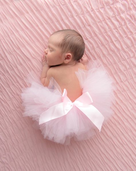 Baby Photo Shoot Ideas, Ballerina Photography, Newborn Tutu, Ballerina Girl, Baby Tutu, Newborn Shoot, Newborn Lifestyle, Pink Tutu, Newborn Baby Girl