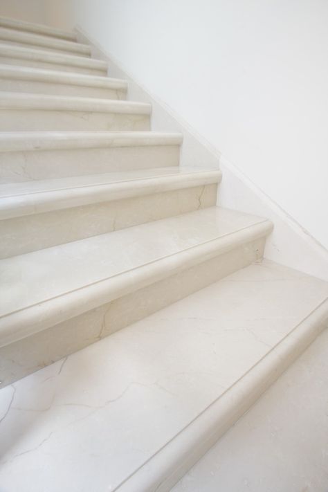 Marble Steps Design, Marble Stairs Design Modern, Marble Staircase Design, White Marble Stairs, White Marble Staircase, Stairs Marble, Granite Stairs, Stairs Outdoor, Elegant Staircase