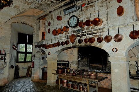 castle kitchen | The castle kitchen | Flickr - Photo Sharing! Medieval Cookware, Historical Kitchen, Chateau Kitchen, French Inspired Kitchen, Castle Kitchens, Historic Kitchen, Old World Kitchens, Chateaux Interiors, Castles Interior