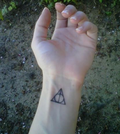 Deathly Hallows Tattoo Wrist, Deathly Hollow Tattoos, The Deathly Hallows Tattoo, Hana Tattoo, Hallows Tattoo, Piercing Inspiration, Literary Tattoos, Expecto Patronum, Harry Potter Tattoos