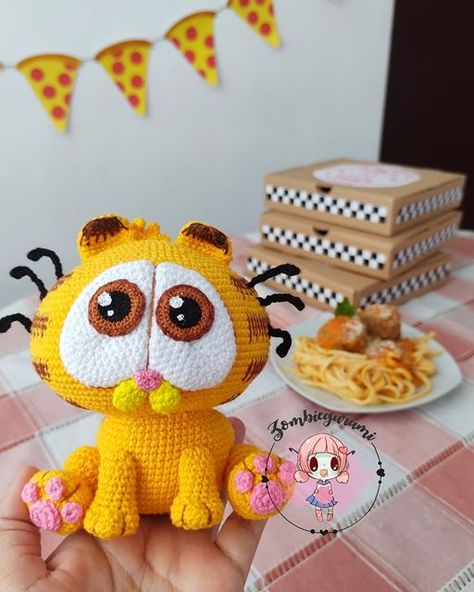 Luisa Contreras on Instagram: "😸😸😸Mmmm albóndigas ... Mmmm pizza... Mmm lasaña... 😅😅😸😸🙀😻😻 Garfield BB. Oferta por tiempo limitado.. Para más información del PDF...dejanos un comentario." Crochet Cartoon Characters, Crochet Garfield, Diy Crochet Amigurumi, Crochet Cat Pattern, Crochet Bouquet, Diy Crochet Projects, Crochet Doll Pattern, Crochet Cat, Diy Knitting