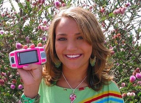 Who remembers wanting this phone so bad as a kid?  I still do 😂 Paul Butcher, British Nostalgia, Sean Flynn, Dan Schneider, Lynn Spears, Zoey 101, Girl Dorms, Jamie Lynn Spears, 2000s Girl