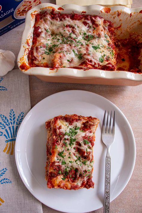 If you love cheesy, meaty lasagna, but don't want to make a huge pan of it, then this recipe for Loaf Pan Lasagna for Two (or Three) is perfect for you! Loaf Pan Lasagna For Two, Lasagna Recipe For 2, Small Lasagna Recipe, Loaf Pan Lasagna, Lasagna For Two, Recipes With Lasagna Noodles, Lasagna With Cottage Cheese, Pan Lasagna, Meaty Lasagna