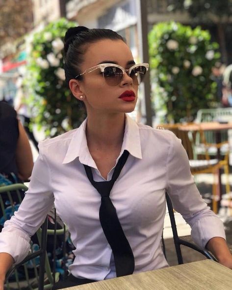 White Shirt And Tie Outfit Women, Women Wearing Ties Work Outfits, Shirt And Tie Outfit Women, How To Style A Tie Women, Women In Ties Outfits, Women Wearing Ties Outfits, Womens Tie Outfit, Woman Tie Outfit, Tie Outfit Women