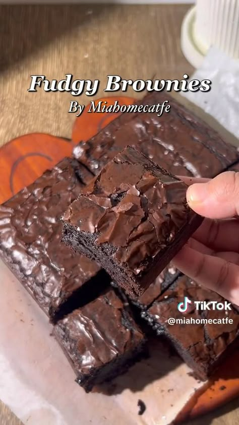 Brownie Recipes With Melted Chocolate, Brownie Recipes Without Brown Sugar, How To Make Homemade Brownies, Different Brownie Recipes, Fudgy Brownies Aesthetic, Brownie Flavour Ideas, Moist Brownie Recipe, Chewy Brownie Recipes, Dessert Recipes Brownie