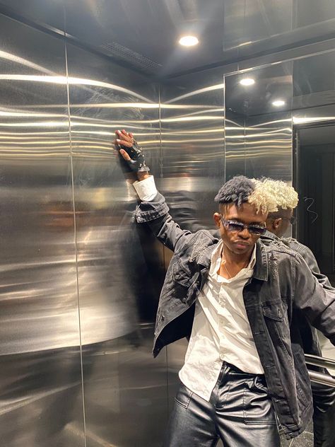 Elevator Photoshoot Men, Elevator Photoshoot, Black And Blonde Hair, Elevator Pics, Mirror Pose, Photography Men, Instagram Men, Mirror Selfie Poses, Mens Fashion Photography