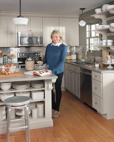 Martha's new kitchen at her Skylands home in Maine is a model of efficiency mixed with warmth and decorative detail. Clever storage, quality materials, and thoughtful touches make Martha's new kitchen warm, welcoming, and ultra-organized. Martha Stewart Kitchen, Martha Stewart Home, Kitchen Makeovers, Baking Hacks, Martha Stewart Living, Modern Home Furniture, Kitchen Details, Kitchen Color, Dream Kitchens