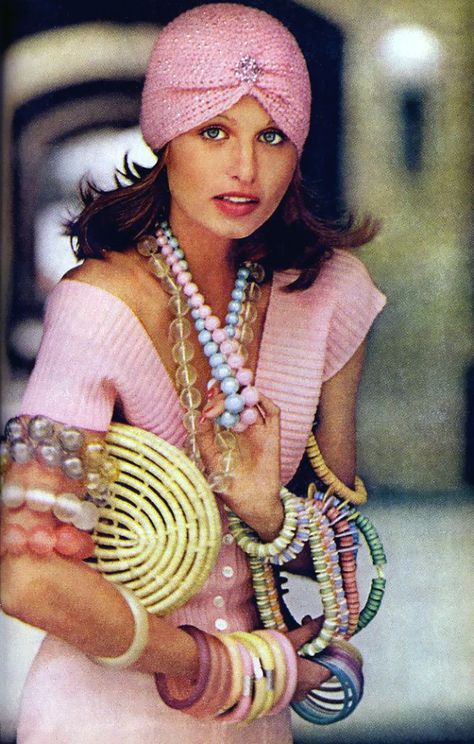 Style me vintage. The 1970s – Of fashion and other demons 70s Hats, Fashion 1970s, Jersey Wrap Dress, Lauren Hutton, Seventies Fashion, 1970s Fashion, Julia Roberts, Pink Vintage, Moda Vintage