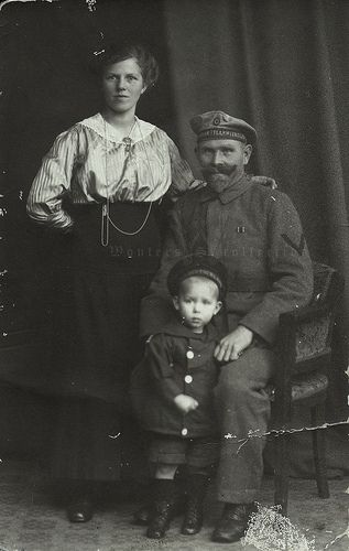 Family portrait of a seasoned soldier of a Matrosen-Artillerie-Regiment (Marinekorps Flandern) | Flickr - Photo Sharing! Old Fashioned Family Portraits, Swaggy Poses, Victorian Soldier, Old Fashioned Photos, Studio Family Portraits, Family Photo Studio, Victorian Photography, Pet Sounds, Victorian Portraits