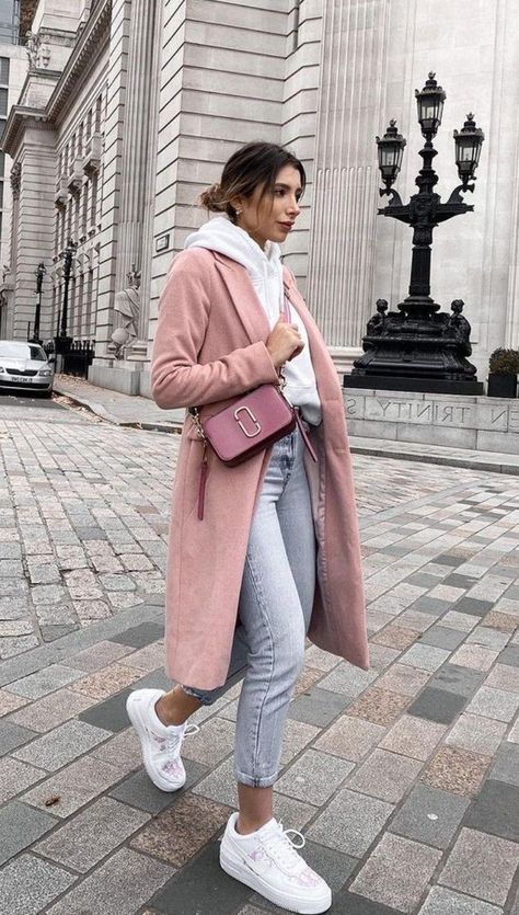 Pink Airforce Outfit, Winter Outfits Pink Coat, Winter European Fashion, Pink Winter Coat Outfit, Pink Coat Outfit Classy, Outfit Rosa Invierno, European Autumn Outfits, European Winter Outfits, Pink Coat Outfit Winter