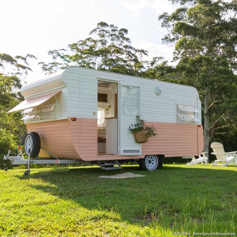 Une caravane relookée en mode rétro-bohème - Maison Créative Interior Caravan Ideas, Millard Caravan Renovation, Cool Caravan Interiors, Boho Camper Exterior, Cute Caravan Interior, Renovating Caravan, Vintage Caravan Renovation, Boho Caravan Interior, Caravan Renovation Ideas