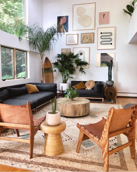 Loloi Rugs on Instagram: “If we could have our dream living room, it would look something like this from @rentpatina. Perfect layering with natural light for days.…” Surf Living Room, Living Room Exterior, Surf House Decor, Surf Room, White Living, White Living Room, Dream Living, Room Remodeling, Living Room Wall