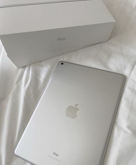 Ipad White Aesthetic, Ipad 9th Generation Aesthetic, Ipad Picture, Blonde And Brunette Best Friends, Ipad 9th Generation, Apple Pro, Ipad Hacks, Dream Pictures, Life Space