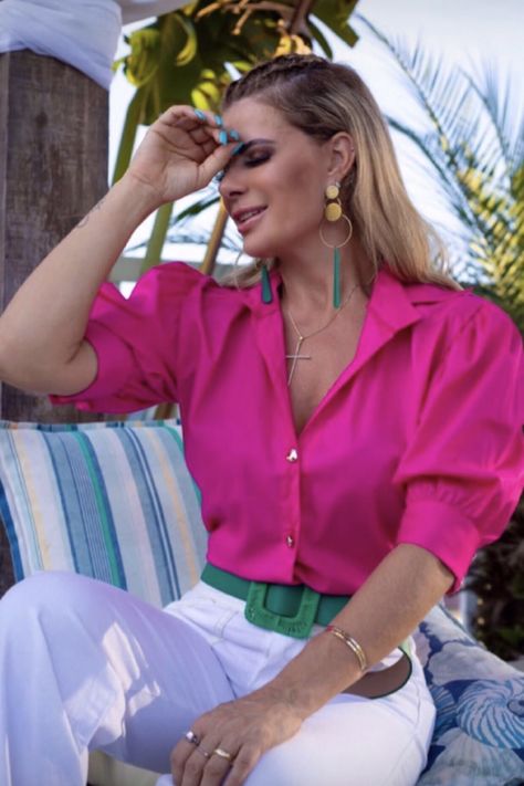 Fushia Shirt Outfit Work, Pink Shirt Outfit Women Work, Pink Shirt And White Jeans Outfit, Fushia Blouse Outfit, Pink Shirt Outfit, Fashion Trend Inspiration, Color Combos Outfit, Pink Long Sleeve Blouse, White Jeans Outfit