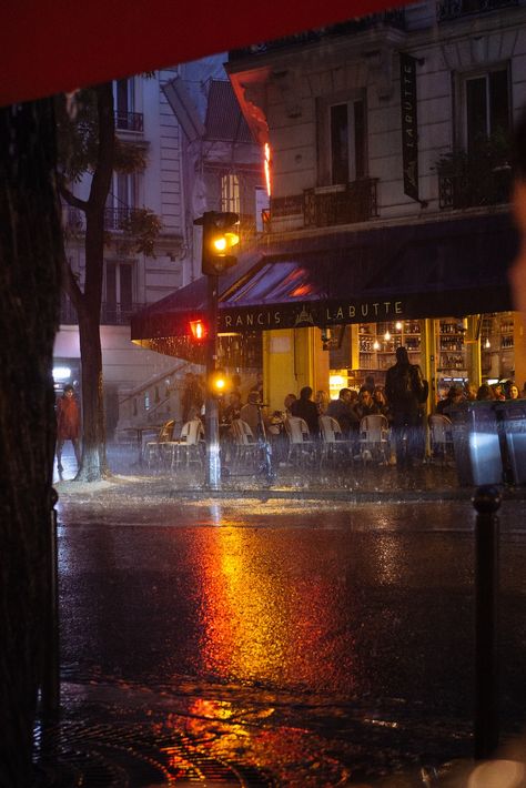 people sitting in store front photo – Free Montmartre Image on Unsplash Paris Dark Aesthetic, Rainy Night In Paris, Paris Dark, Night In Paris, Montmartre Paris, Rainy Night, Download Free Images, Night In, Free Images