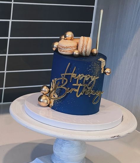 Mini cake for Him! Here’s a little inspiration for a masculine design, mini cakes are that perfect gift for any intimate celebration Cake drum • @cakebonofficial 8” Food gel • @chefmaster Smoother • @sweet_escape001 Everything else! • @heb . . . . . . . . . . #cakedecorating #cakedesign #cakes #cakesofinstagram #cakeart #cakedecorator #cakecakecake #cakestyle #cakelover #cakelove #baker #bakery #fondant #fondantcakes #fondantart #fondantdecoration #sanantonio #sanantoniocakes #sanant... Men Birthday Cakes, Birthday Cake Ideas For Men, Cake For Him, Cake Design For Men, Boss Birthday, Elegant Birthday Cakes, Birthday Cakes For Men, Creative Birthday Cakes, Masculine Design