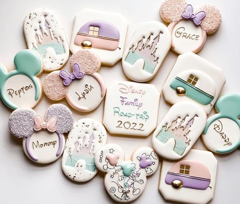 Olivia Russell on Instagram: “🎠 c h r i s t m a s s u r p r i s e c o o k i e s 🎠” Cookie Corner, Flooding Cookies, Princess Cookies, Disney Cookies, Holiday Cookies Christmas, Disney Birthday Party, Sugar Cookie Designs, Valentines Day Cookies, Fancy Cookies