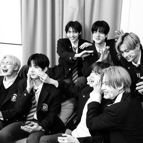 Enhypen Ot7 Icon, Ot7 Icon, Enhypen Ot7, Black And White, White, Black