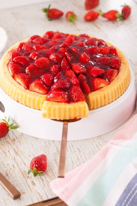 A strawberry tart with a light sponge base. This Simple Strawberry Flan recipe is super quick and easy but such a beautiful treat. Fruit Custard Tart, Strawberry Flan, Fruit Flan, Chocolate Hot Cross Buns, Chocolate Caramel Slice, Flan Cake, Salted Caramel Cheesecake, Strawberry Tart, Flan Recipe