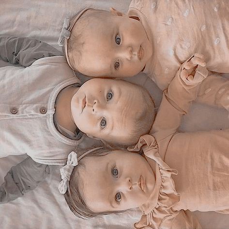 Family With Triplets, Triplet Family Photos, Triplets Babies Newborns, Cute Twin Babies, Cute Triplets, Newborn Triplets, Triplet Babies, Baby Twins