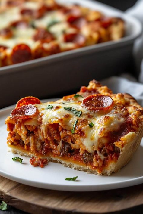 Pie Crust Pizza Recipe, Beef Pizza Pie, Pizza Casserole Pie, Dinner Pie Ideas, Pie Crust Food Ideas, Pizza Hut Pan Pizza Recipe, Recipes Using Pizza Crust, Pizza Pie Deep Dish, Pizza With Pie Crust