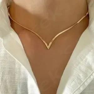 Very cute V Shaped Flat Snake Collarbone Chain The main necklace part lays flat but it goes into a V point. The chain is herringbone! Gold id#16 Formal Gold Jewelry, Gold Necklace Set New Design 2023, Snake Collarbone, Classy Gold Jewelry, Yellow Diamond Necklace, Anklets Indian, V Necklace, Cute V, Simple Choker