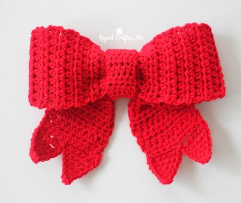 Big Red Bows make festive decor during the holiday season and now you can crochet one! Hang it on your door, wreath, tree, packages, and more! I’ve written out a simple pattern but included a little video tutorial to show a few of the steps that might be confusing (like the standing stitches and how … Crochet Bow Pattern, Crochet Christmas Wreath, Crochet Wreath, Repeat Crafter Me, Crochet Birds, Crochet Bows, Crochet Fun, Crochet Christmas Trees, Crochet Christmas Decorations