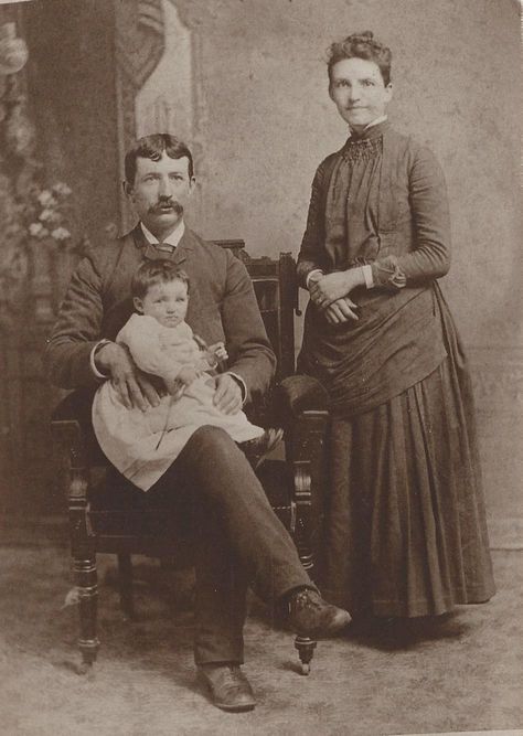 1886.12.13 John Simon Hodge and Mary Ann (Griffin) and Irene Northey. #Northey #genealogy Instant Family, Victorian Photography, Vintage Attire, Victorian Portraits, Old Family Photos, Victorian Photos, Vintage Photoshoot, Fashion Family, Women's History