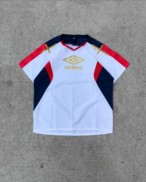 Umbro Rugby jersey made by descente Size:- M Price:- 1200₹ #umbro #rugby #thrift Vans Design, Design Jersey, Brand Ideas, Jersey Vintage, Van Design, Vintage Jerseys, Rugby Jersey, Brand Development, Sport Shirt