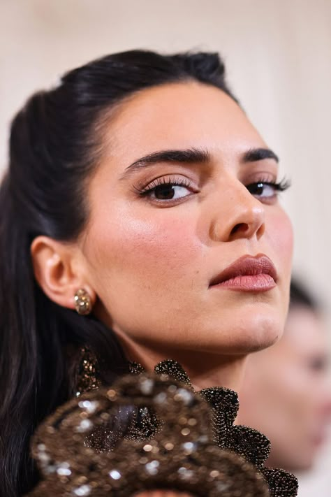 Read what Kendall Jenner says about mental health, harmful social media and why she's not ready to settle down and raise a family. Mary Phillips Makeup Kendall Jenner, Kendall Jenner Eyes, Kendall Jenner Eyebrows, Sophisticated Makeup, Chantal Goya, Long Ponytail Hairstyles, Kendall Jenner Face, Rising Signs, Avatar 3