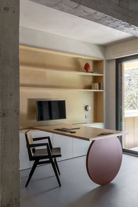 Should your desk face the window? Designers decide | Livingetc Light Oak Desk, Marble Desk, Chic Desk, Office Images, Minimal Furniture, Oak Desk, Built In Bookcase, Minimalist Architecture, Bespoke Furniture