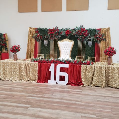 Main Table Quinceanera Red And Gold, Red And Gold Quinceanera Decorations Main Table, Main Table Quinceanera Red, Red Quince Main Table, Red And Green Quinceanera Theme, Quinceanera Red And Gold Theme, Quensenara Ideas, Quince Main Table Ideas, Burgundy Quinceanera Theme