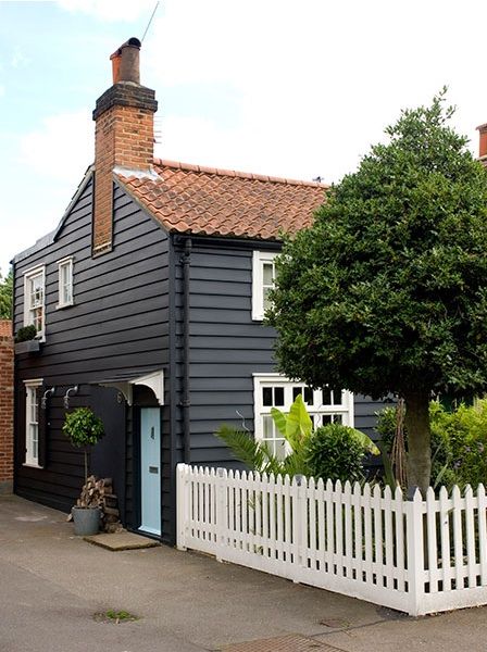 English Cottage Exterior, Cottage Entryway, Brown Roofs, Brown Roof, Dark House, Pintura Exterior, Cottage Exterior, Grey Houses, Exterior Paint Colors For House