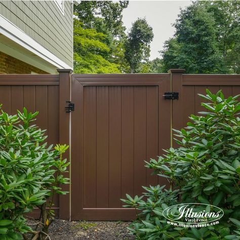 Beautiful Brown Illusions Vinyl Fence is the best brown PVC vinyl fence available. #brown #fence #fencideas Wood Grain Vinyl Fence, Brown Fence, Image Illusion, Vinyl Gates, Vinyl Fence Panels, Pvc Fence, Diy Fence, Fence Paint, Fence Decor