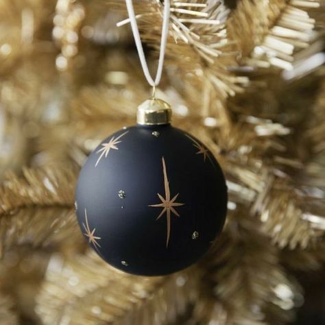 Witchy Picnic, Black And Gold Christmas Decor, Gold Christmas Decor Ideas, Dark Academia Christmas, Black And Gold Christmas, Black Christmas Decorations, Gold Christmas Decor, Black Gold Christmas, Gold Christmas Ornaments