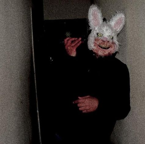 Halloween type iiissshhhhh Scary Pfp, Halloween Profile Pics, Halloween Y2k, Chanel Art Print, Killer Bunny, Horror Movie Night, Mask Horror, Creepy Costumes, Ghost Videos