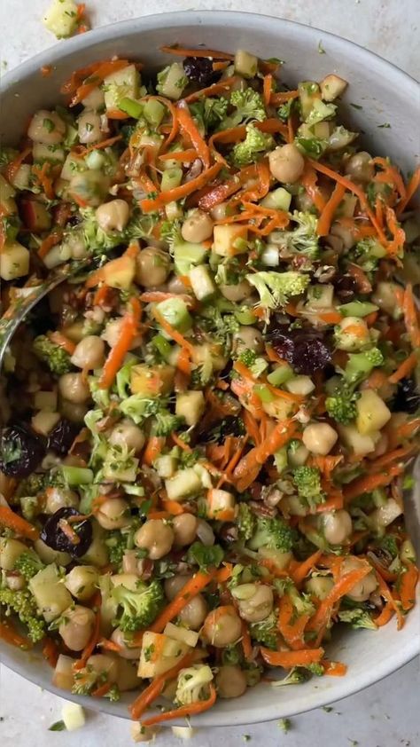 Apple Broccoli Salad, Honey Dijon Dressing, Chopped Broccoli, Dijon Dressing, Resep Salad, Honey Dijon, Best Salad Recipes, Broccoli Salad, Chickpea Salad