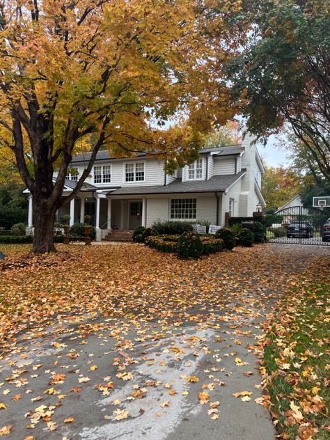 Autumn House Aesthetic Exterior, Fall Bloxburg Houses Realistic, Suburban Fall Aesthetic, House Exterior Autumn, Fall House Ideas Exterior, Fall Themed Houses Exterior, Fall House Aesthetic Exterior, Suburban Autumn House, Autumn Neighborhood Aesthetic