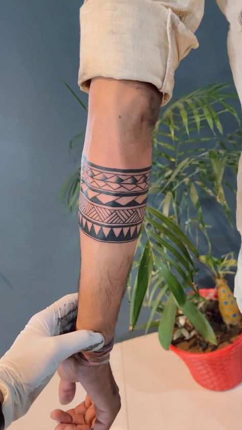 Old Traditional Tattoo, Band Tattoo Ideas, Band Tattoos For Men, Round Tattoo, Tattoo Band, Band Tattoos, Ancient Tattoo, Armband Tattoos, Tattoo Techniques