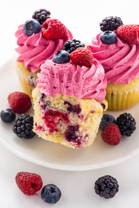 Berry Cupcake Recipes, Berry Cupcake, Berry Cupcakes, Fruit Cupcakes, Fresh Fruit Cake, Fancy Cupcakes, Sweet Temptation, Gourmet Cupcakes, Gateaux Cake